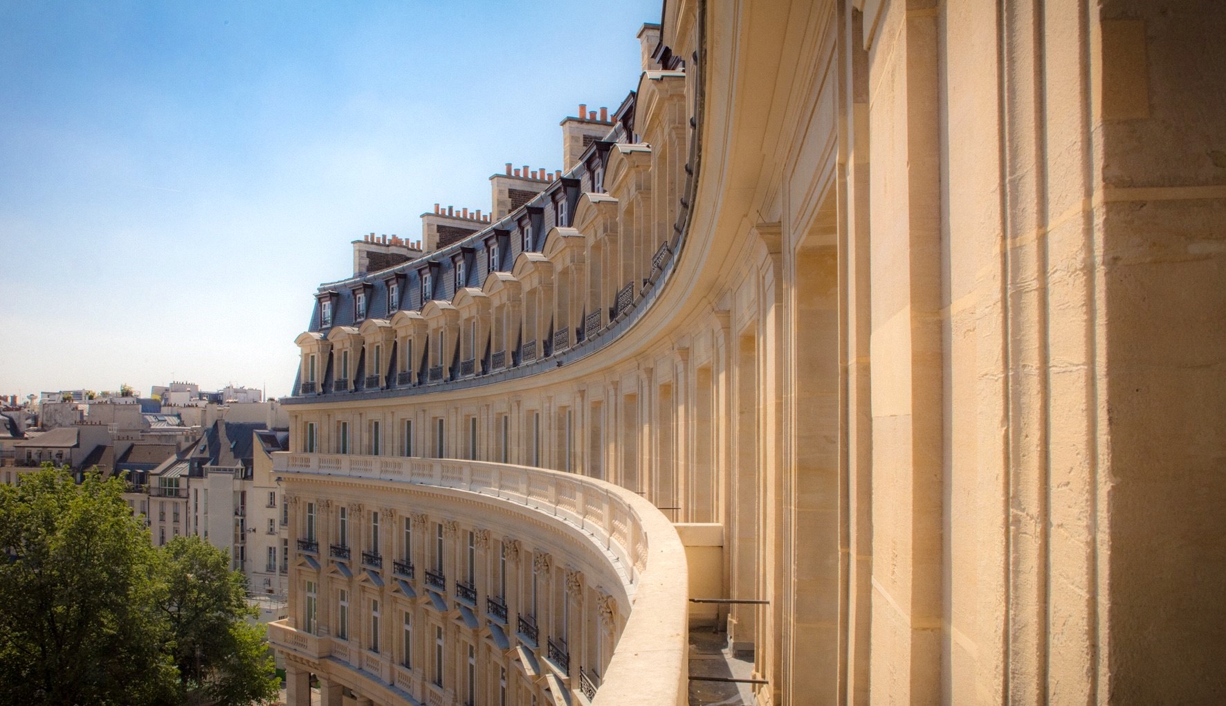 Le 40 Louvre suit les courbes arrondies de la future Collection Pinault.