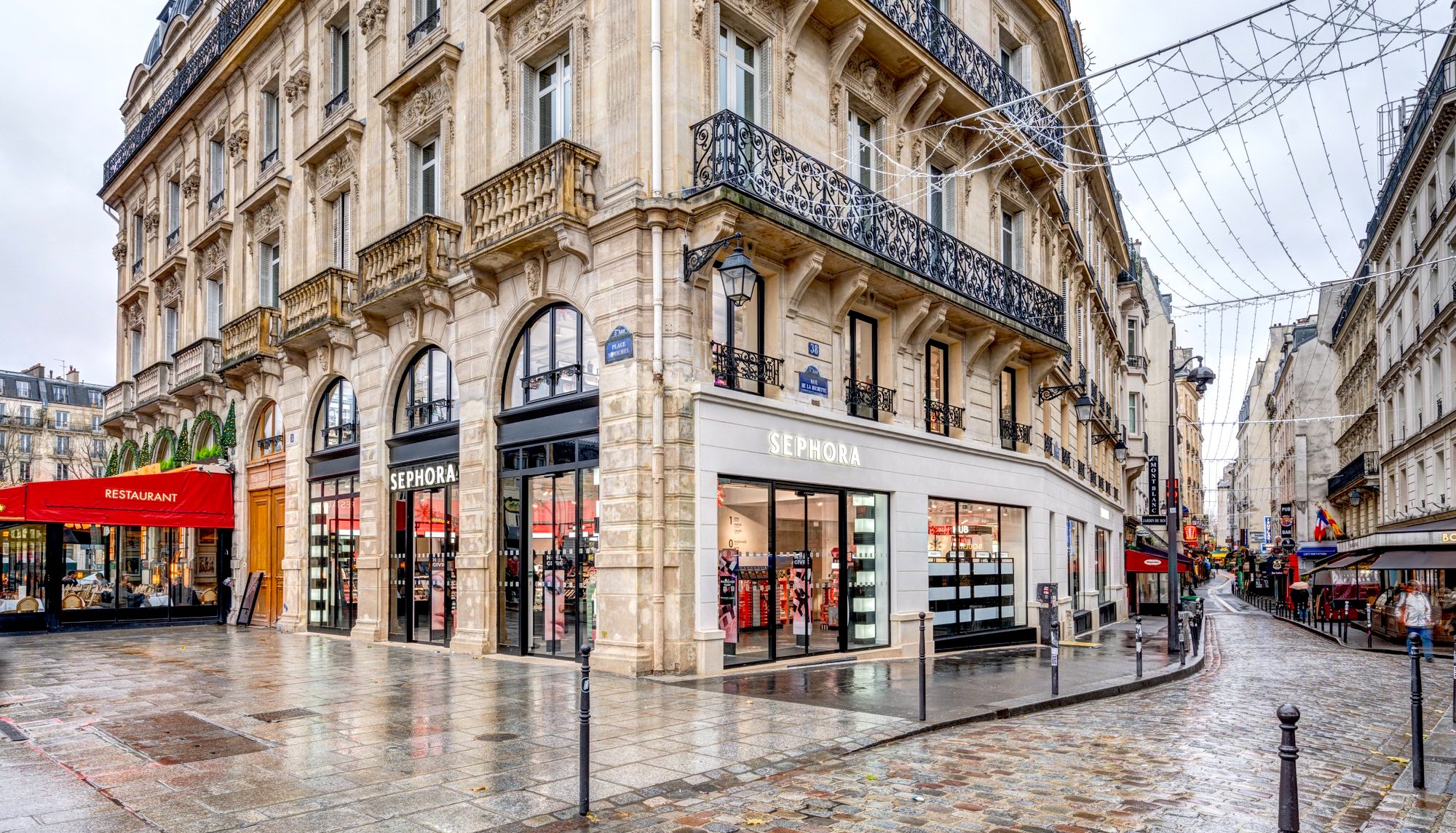 La nouvelle boutique Sephora, place Saint-Michel (Paris 5), remplace une brasserie. © SEPHORA