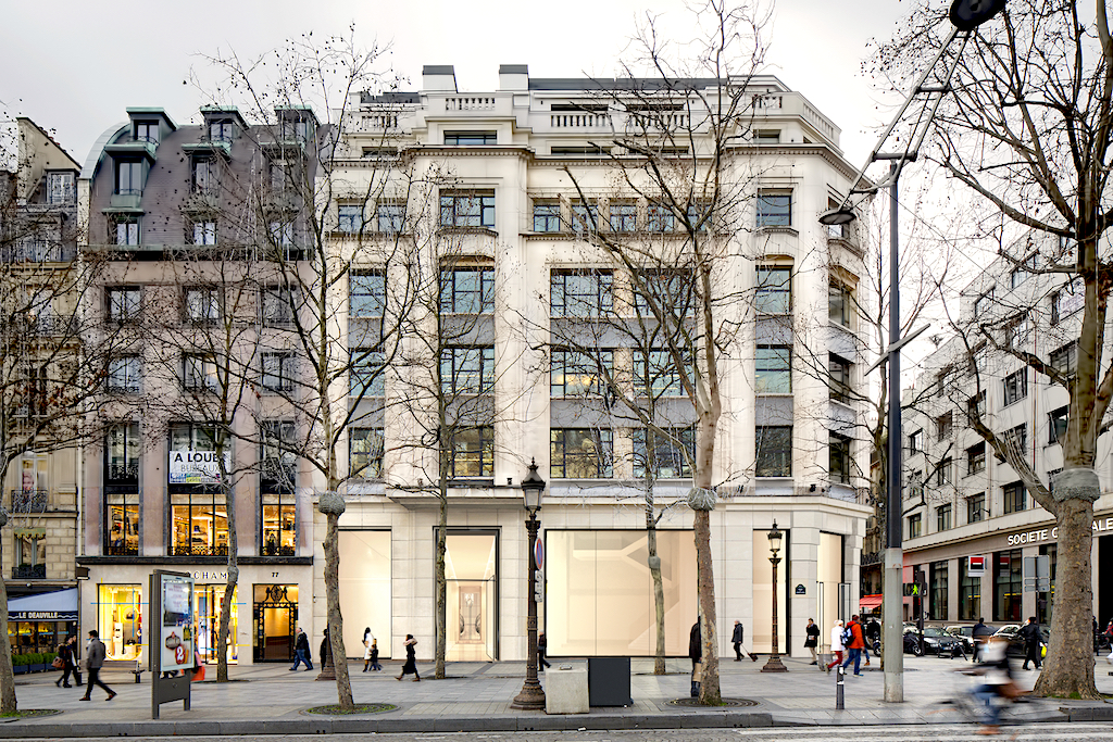 Norges Bank s offre le Nike des Champs Elysees CFNEWS IMMO
