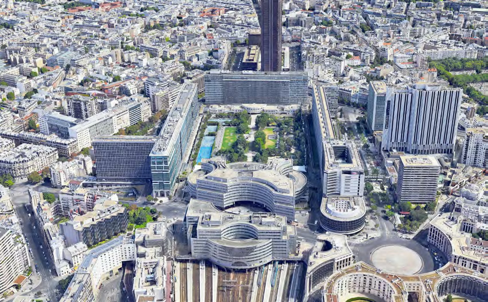 Le New Station (ex-Sud Pont) au premier-plan, qui surplombe les voies ferrées de Paris-Montparnasse