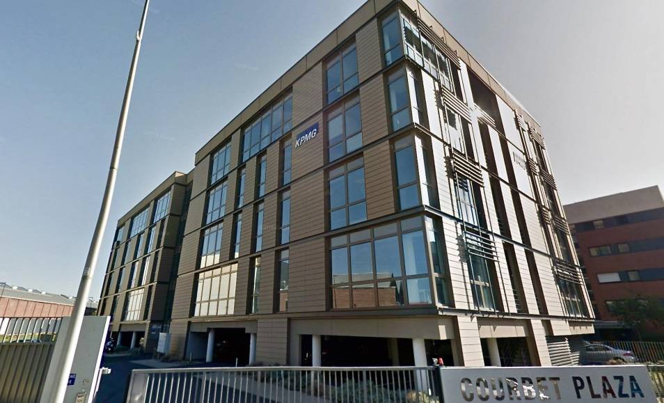 L'immeuble de bureaux situé au 46 rue Louis Eudier, au sein de l’ensemble Courbet Plaza dans le quartier des Docks au Havre. 