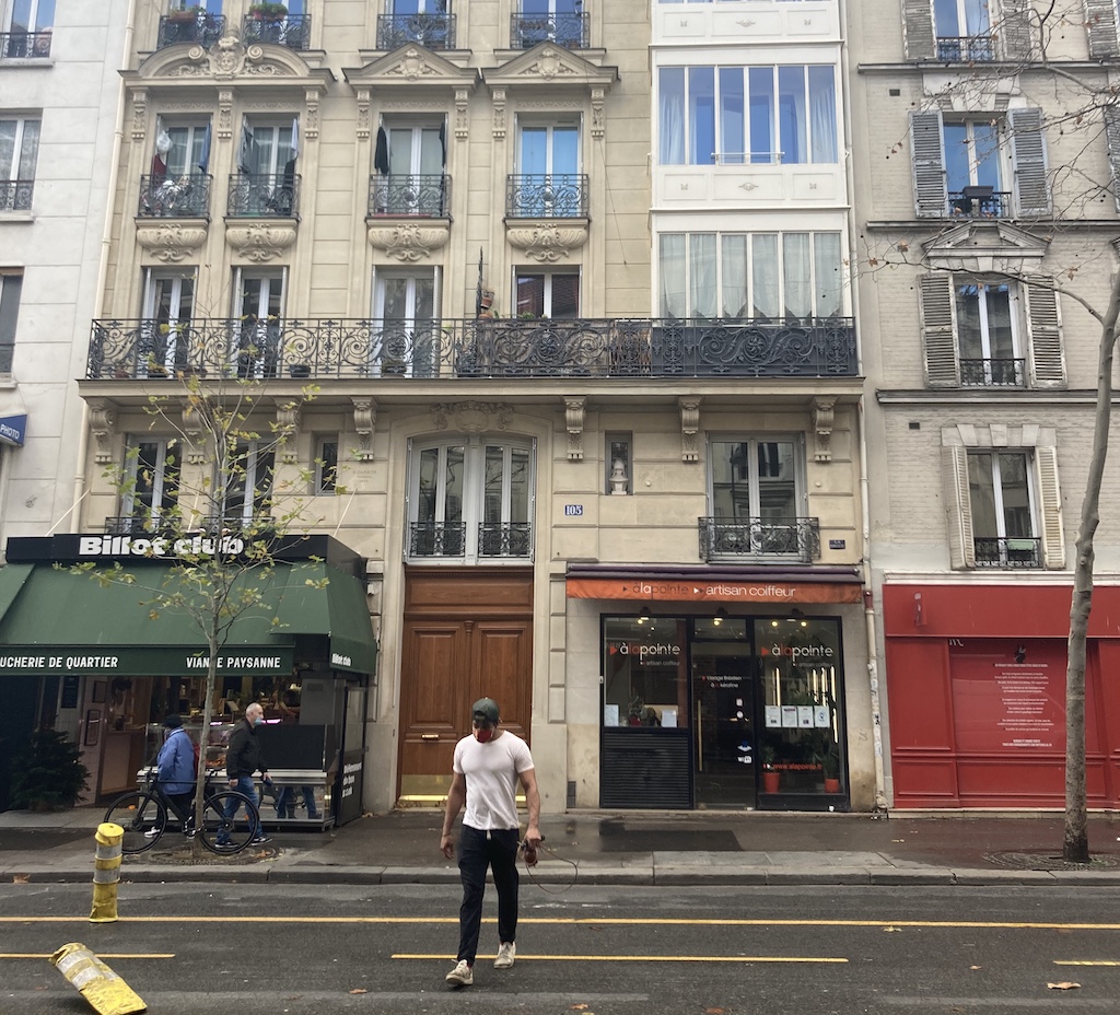 Le commerce de pied d'immeuble du 105 avenue de Saint-Ouen, à Paris. 