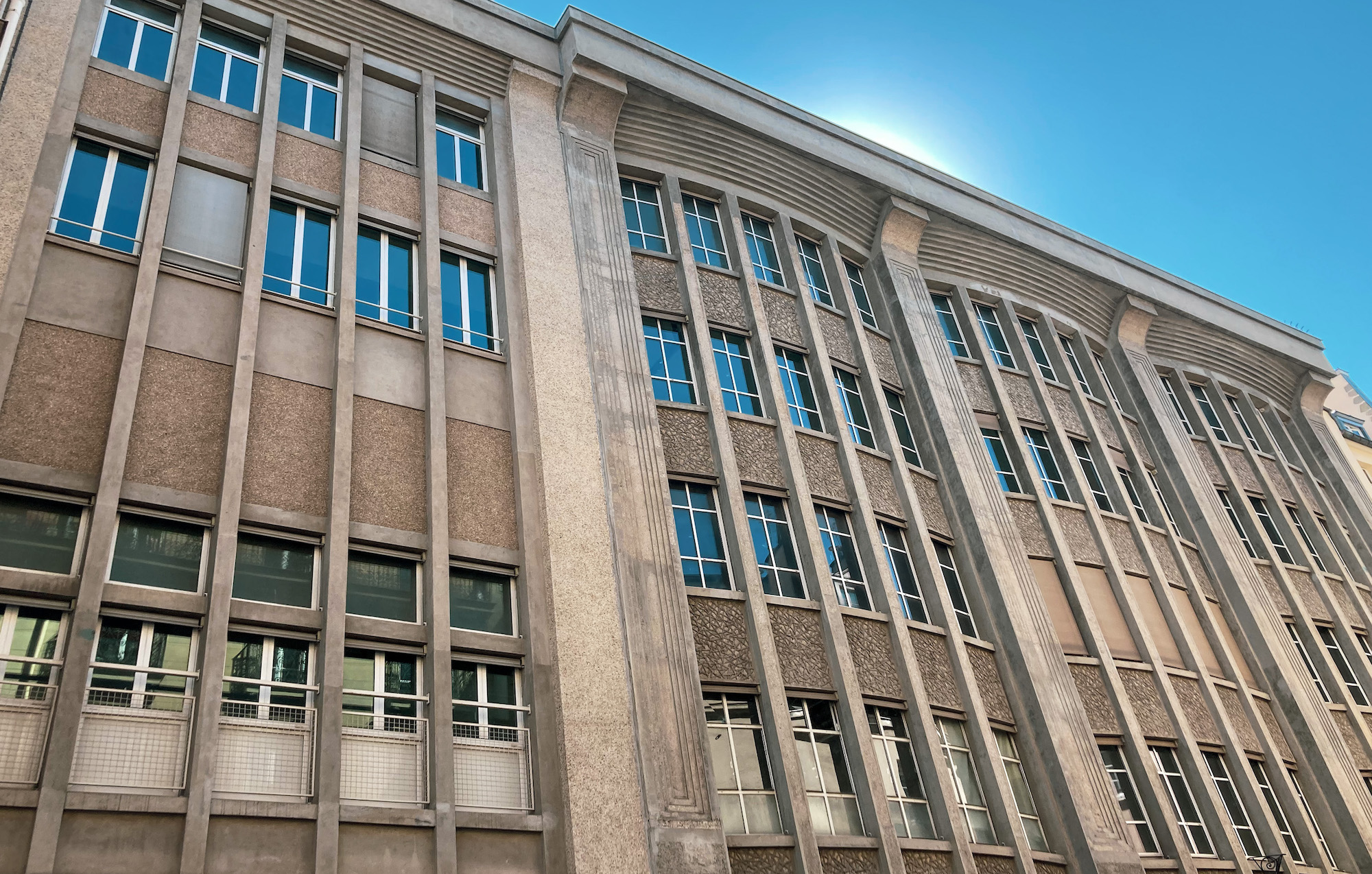 Le 106 Temple, rare bâtiment entièrement fait de béton armé dans 3e arrondissement de Paris. © CFNEWS IMMO