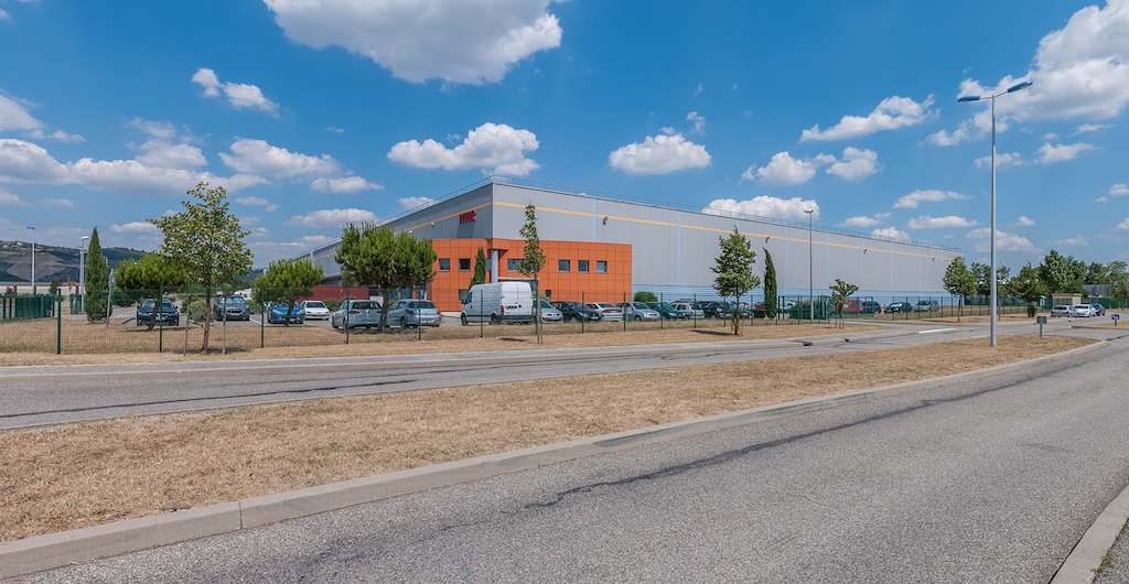 L'entrepôt développe près de 19 500 mètres carrés à Bourg-lès-Valence. 