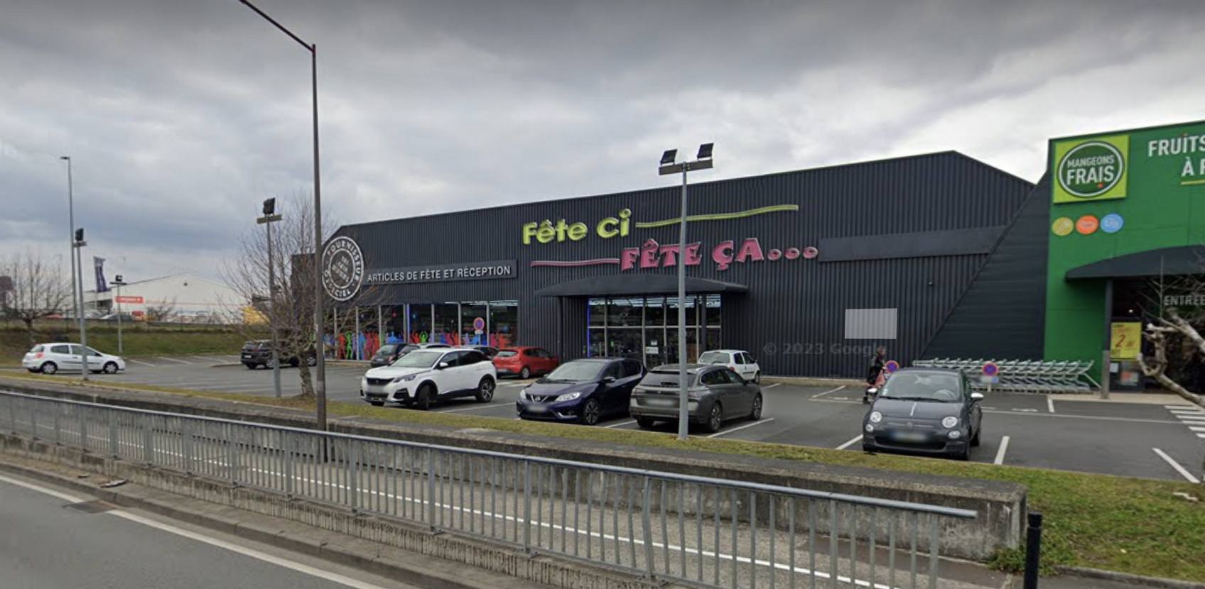 L'ensemble commercial est situé à La Chapelle-Saint-Aubin, au nord de l'agglomération du Mans. ©Google Street View