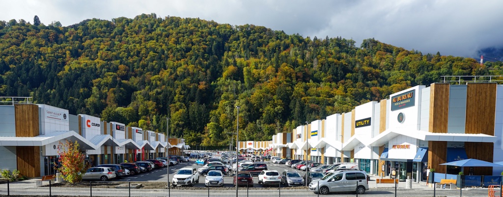 Le retail park L'Île Roche, à Sallanches. 