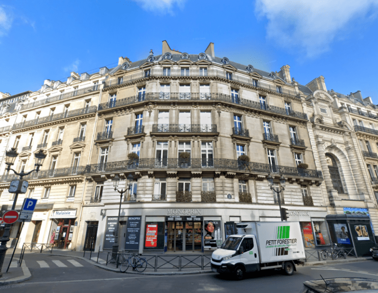 Le 21 Opéra à Paris, entouré du 23 Opéra qui passe par l'arrière