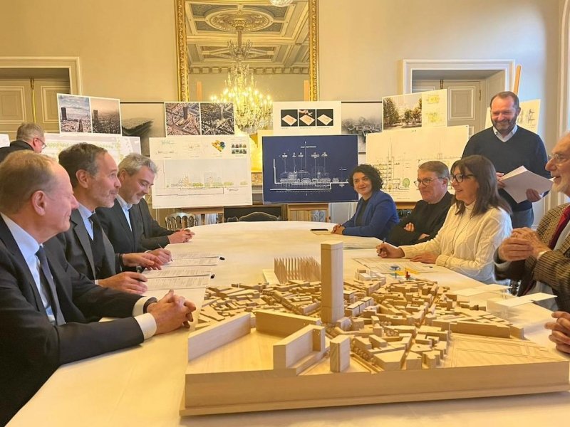 Frédéric Lemos, représentant « à titre amical » de NRS, est assis face à Anne Hidalgo, maire de Paris, lors de la signature du protocole. 