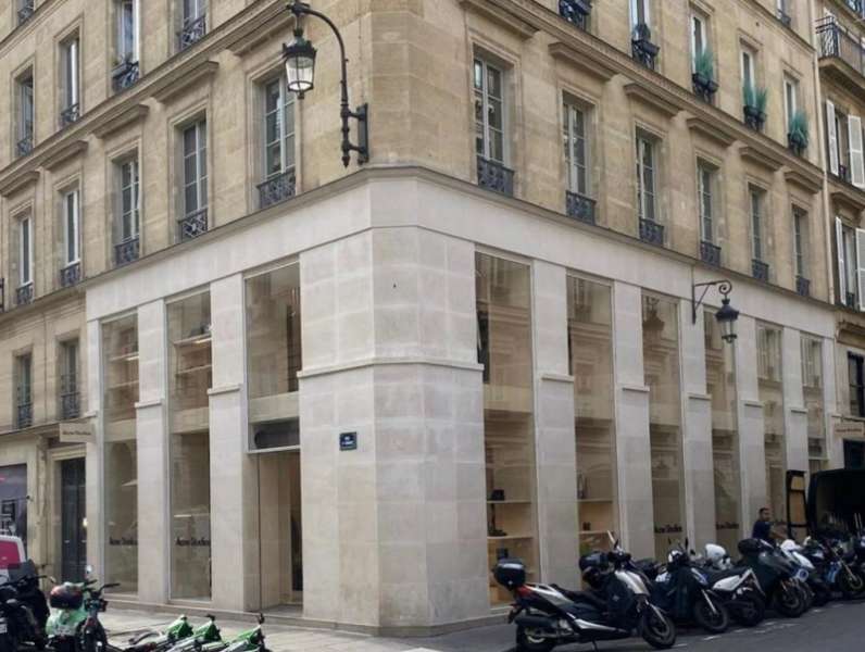 La façade de la boutique Acne Studios, à l’angle des rues Saint-Honoré et d’Alger. 