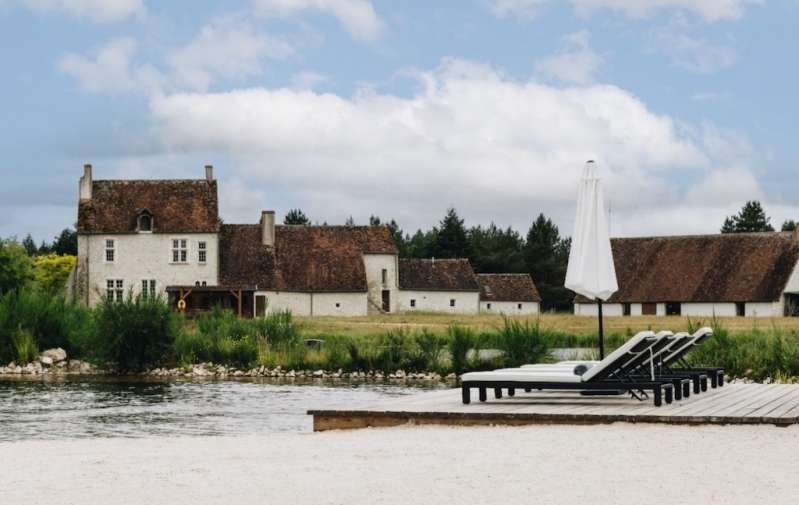 Piscine naturelle et plage de sable blanc au Six Senses Loire Valley.  