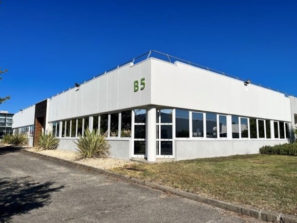 L'immeuble de bureaux situé à Merignac. L'immeuble de bureaux situé à Merignac.