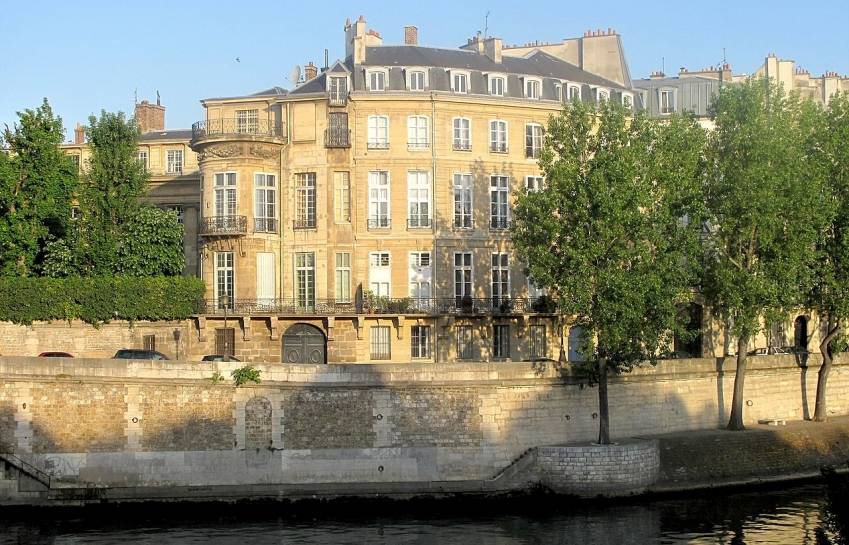 L'hôtel Lambert, qui borde la Seine sur l'île Saint-Louis, à Paris
