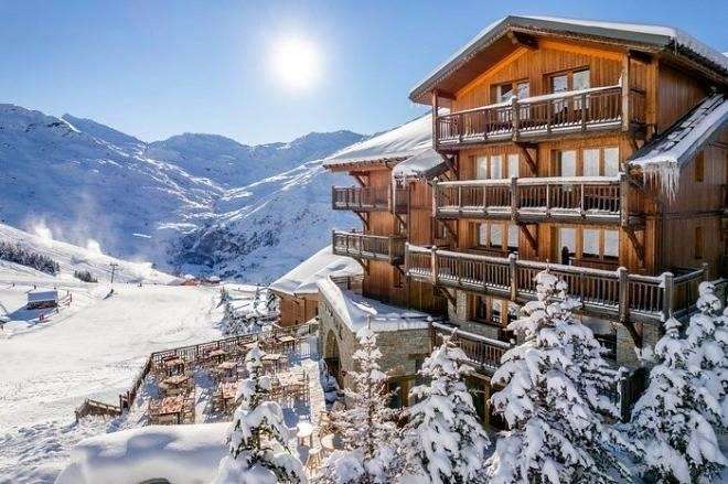 Le Kaya, hôtel 4*, se situe en altitude dans le domaine skiable des Trois-Vallées, dans les Alpes françaises. 