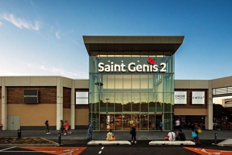 Le centre-commercial Saint-Genis 2. Le centre-commercial Saint-Genis 2.