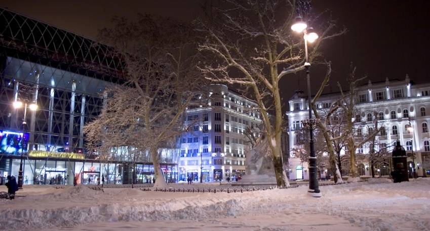 Le commerce prime se situe dans le Vörösmarty Square de Budapest Le commerce prime se situe dans le Vörösmarty Square de Budapest