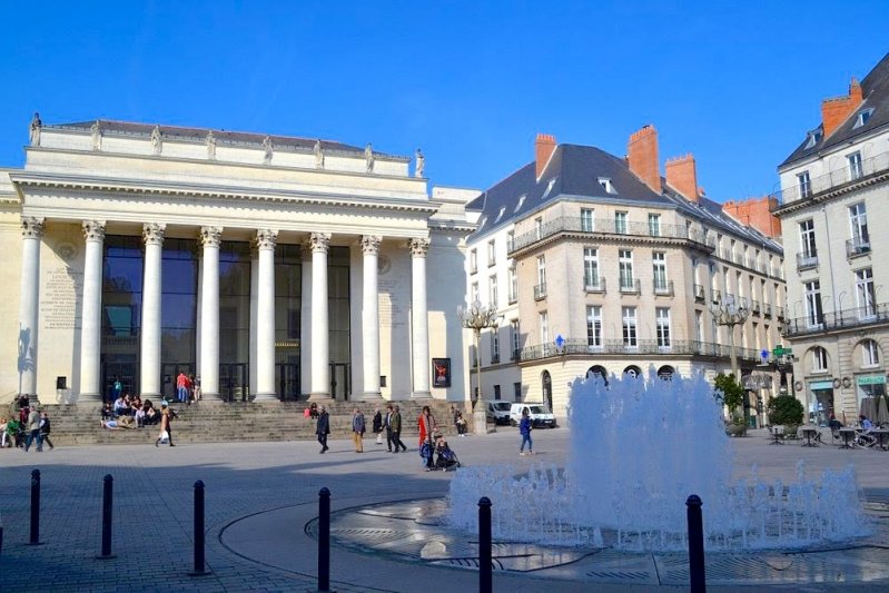 Le 24 Crébillon à droite du théâtre Graslin à Nantes Le 24 Crébillon à droite du théâtre Graslin à Nantes