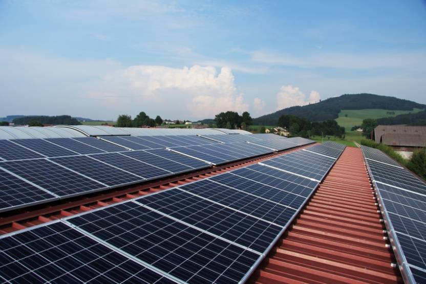 Une ombrière solaire en toiture. Une ombrière solaire en toiture.