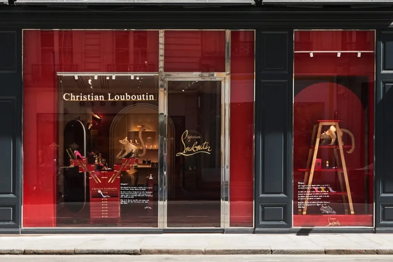 Le pied d'immeuble du 400 Saint-Honoré où se loge une boutique Christian Louboutin. © Christian Louboutin