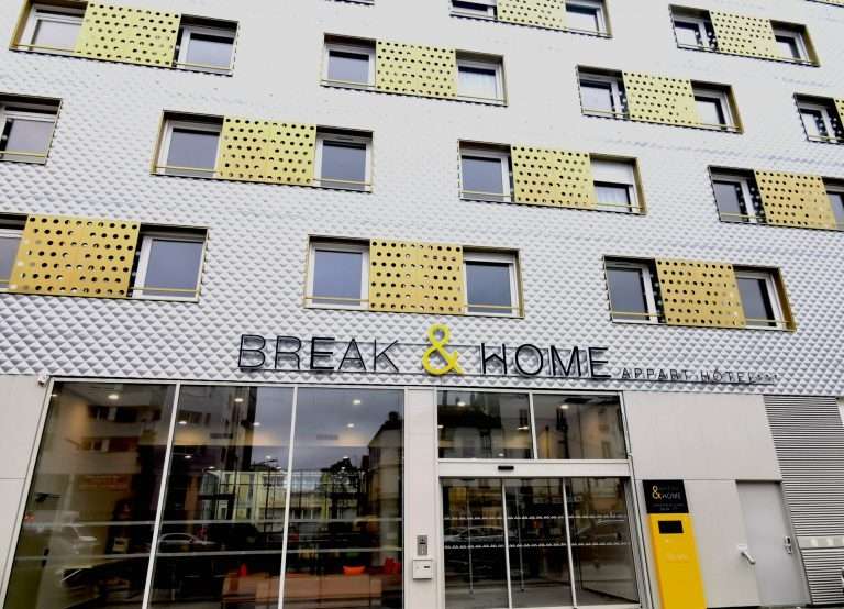 La résidence est située à proximité de la ligne 7 du métro et de la ligne 9 du tramway parisien. ©Break & Home