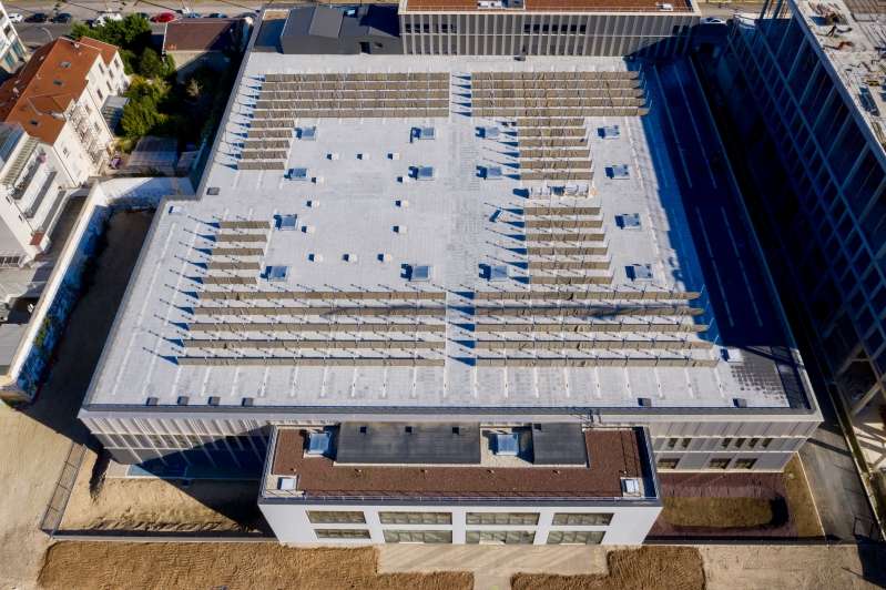 Les Halles Metro Gerland à Lyon, occupées par le grossiste Metro et dotées d'une ferme urbaine en toit-terrasse. © em2c