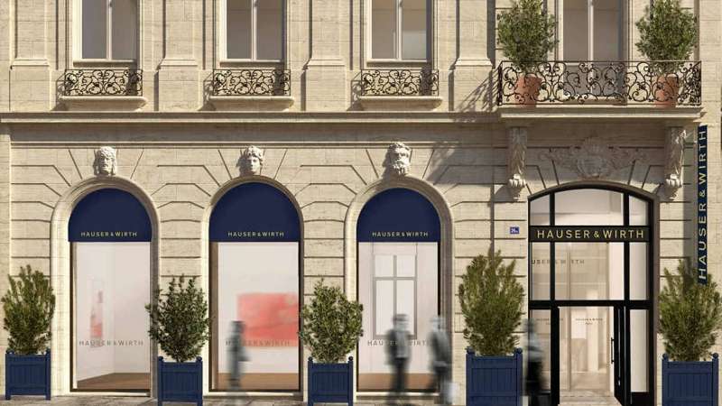 La façade de Renaissance dans le Triangle d'or à Paris. 