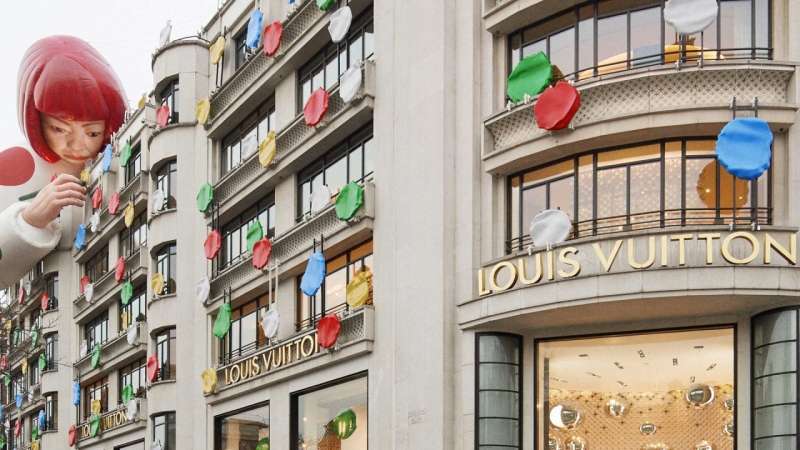 Le vaisseau amiral Louis Vuitton sur l'avenue des Champs-Élysées à Paris. 