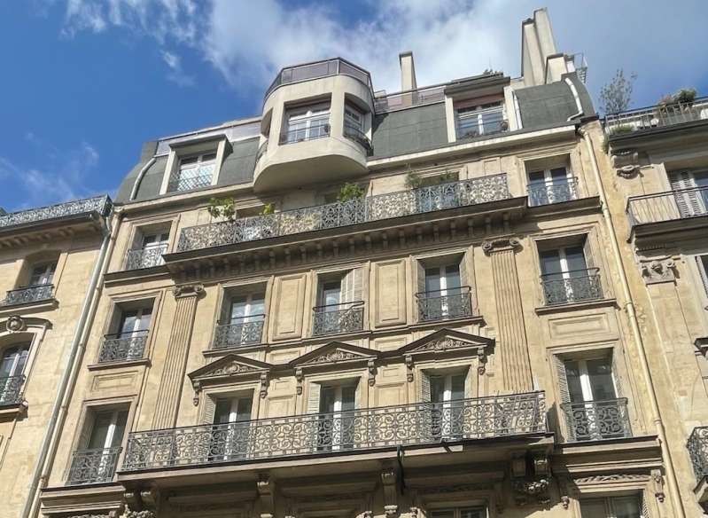 L'immeuble de la rue Drouot, Paris 9, comprend majoritairement du logement. 