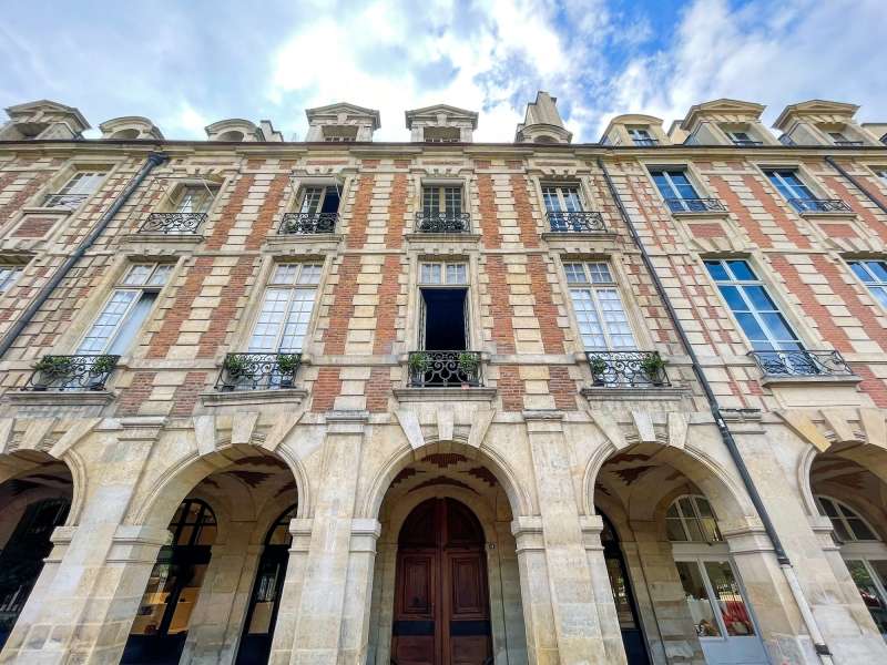 Le 11 place des Vosges (Paris 4), siège de la marque Lemaire. © CFNEWS.IMMO