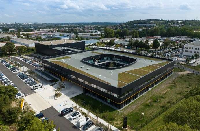 L'immeuble situé à Saint-Genis-Laval, à 15mn en transports du centre de Lyon. ©Novaxia