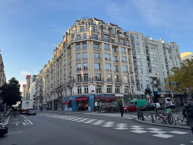 L'immeuble mixte situé au 43 rue Beaubourg à Paris. L'immeuble mixte situé au 43 rue Beaubourg à Paris.