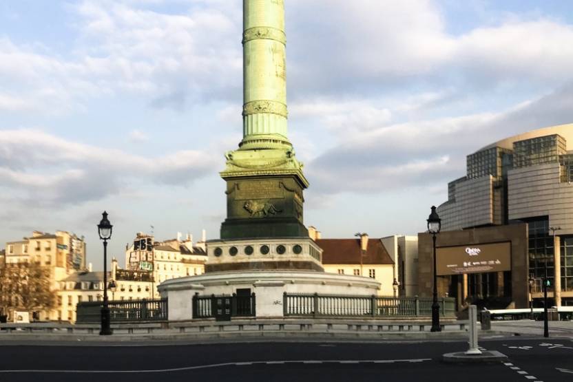 À l'instar des autres places parisiennes, celle de la Bastille est désertée de ses passants depuis la mise en place du confinement. © CFNEWS IMMO