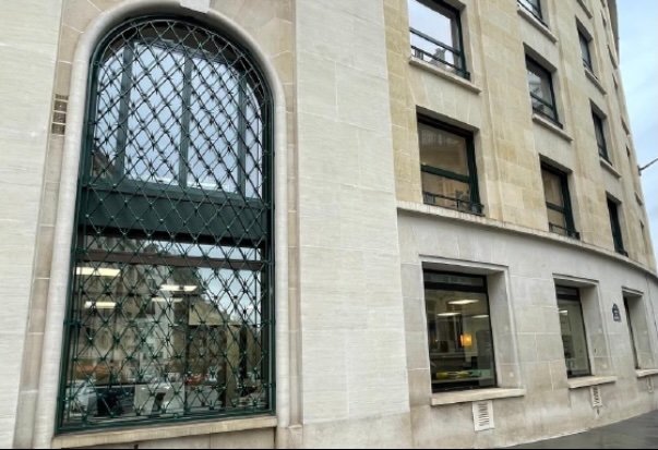 L'immeuble de bureaux situé au 22-24 Courcelles à Paris 8e. L'immeuble de bureaux situé au 22-24 Courcelles à Paris 8e.