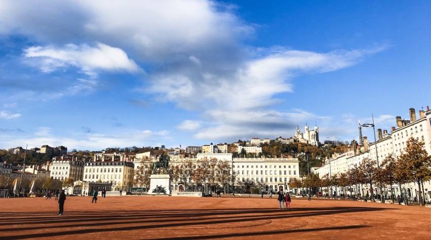 Place Bellecour à Lyon, implantation historique d'AMDG. © CFNEWS IMMO