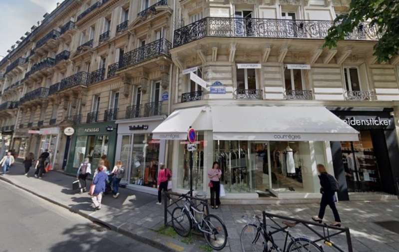 La façade de la boutique Courrèges, située au carrefour de la Croix-Rouge, à la jonction des rues de Sèvres et du Four, dans Paris 6. 