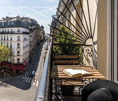 Vue de l'une des chambres de l'hôtel Boronali, à Paris 18. 