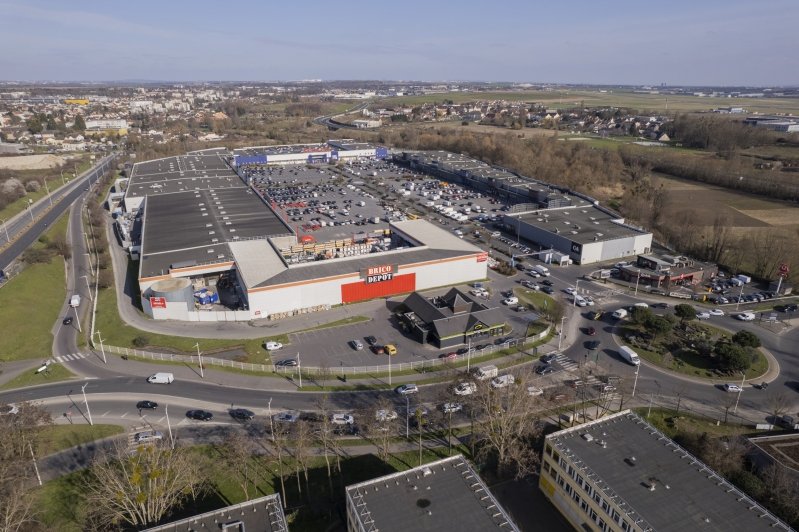 Le centre commercial Pont de Pierre à Garges-Lès-Gonesse. Le centre commercial Pont de Pierre à Garges-Lès-Gonesse.