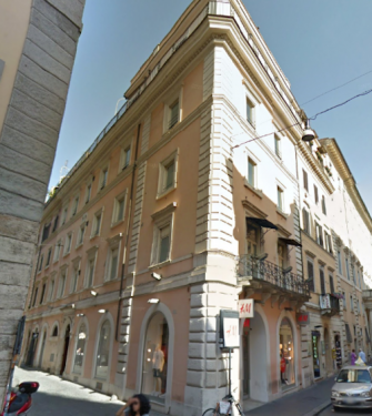 Grande artère commerçante de Rome, la Via del Corso attire près de 36 millions de visiteurs chaque année.