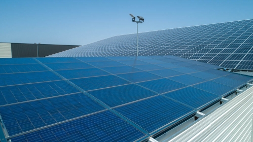 Le partenariat vise à construire 300 000 mètres carrés de toitures photovoltaïques chaque année. 