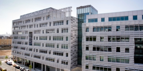 L'immeuble Influence à Saint-Ouen, qui compose le siège de la Région IDF avec Influence 2.0, situé juste à côté. © Nexity