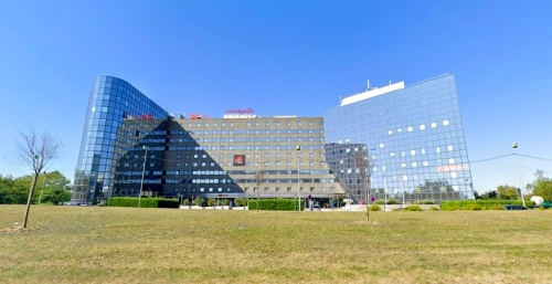 DeA Capital acquiert les deux immeubles de bureaux aux extrémités de ce complexe de Noisy. © Google Maps