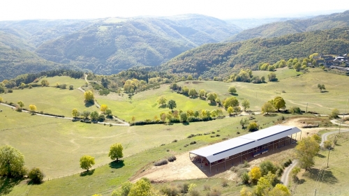 Un bâtiment équipé de panneaux photovoltaïques, par Cap Vert Énergie