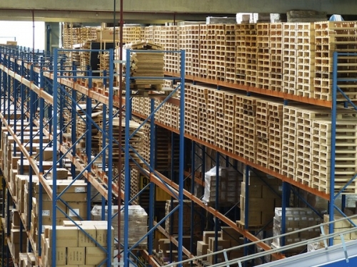 Entrepôt logistique avec des palettes