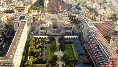 L'immeuble Sud Pont en arrière-plan, intégré au sein de l'ensemble Atlantique Montparnasse. © Pline