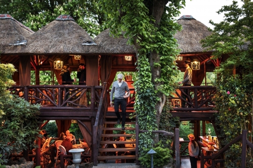 Les Étangs de Corot dispose de trois restaurants, dont un étoilé.