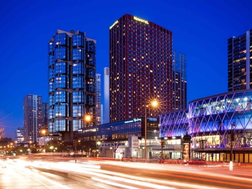 Le Novotel Tour Eiffel au centre, remarquable par son style moderniste