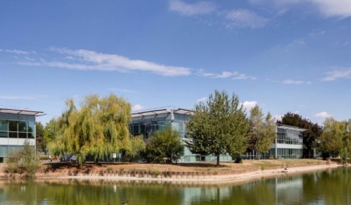 L'ensemble de bureaux est situé dans le parc des Reflets, au 165 avenue du Bois-de-la-Pie, à Roissy-en-France. 