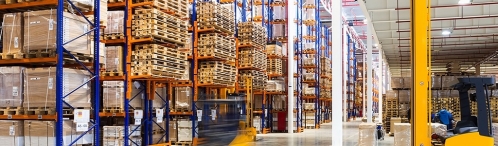 Un entrepôt de messagerie. 