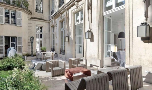 La terrasse du duplex en rez-de-jardin au 7 bis Saints-Pères à Paris. 