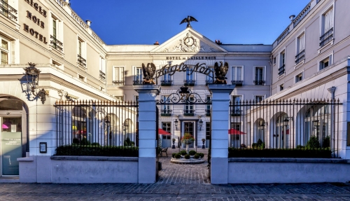 Ancien manoir puis hôtel particulier, le 4* Aigle Noir a été construit en 1500.