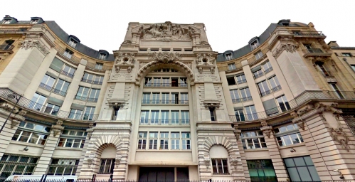 Le 22 Clignancourt est coiffé du haut-relief “Le Progrès entraînant le Commerce et l'Industrie“, hérité des Grands Magasins Dufayel. Le 22 Clignancourt est coiffé du haut-relief “Le Progrès entraînant le Commerce et l'Industrie“, hérité des Grands Magasins Dufayel.